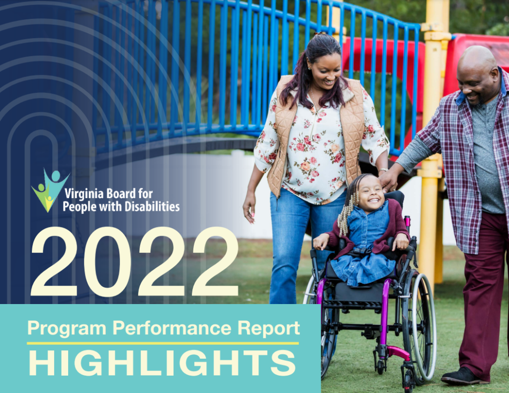 Trang bìa của Tiêu Điểm Báo Cáo Hiệu Suất Chương Trình Năm 2022, với hình ảnh người cha và mẹ đang mỉm cười cùng con gái của họ trên chiếc xe lăn.